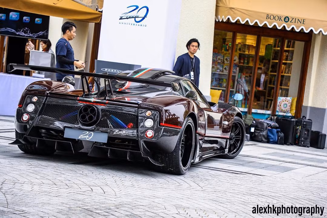 Pagani Zonda Fantasma Evo ban đầu chỉ có tên ngắn gọn là Pagani Zonda Fantasma, tuy nhiên, sau khi gặp nạn vào năm 2012 và mất 5 năm sửa chữa, mẫu xe này tái xuất đã thêm chữ Evo vào đằng sau. Sau đó, đại gia Hồng Kông còn yêu cầu hãng Pagani độ thêm sợi carbon, hộp số sàn và công suất lên 760 mã lực