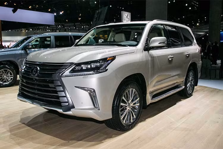 Tại thị trường Mỹ, hiện tại mức giá của Lexus LX570 2018 “mềm” hơn bản cũ khi lược bớt hàng ghế thứ 3. Xe có giá khởi điểm từ 84.980 USD (khoảng 1,92 tỷ đồng), rẻ hơn 5.000 USD so với bản 7 chỗ.