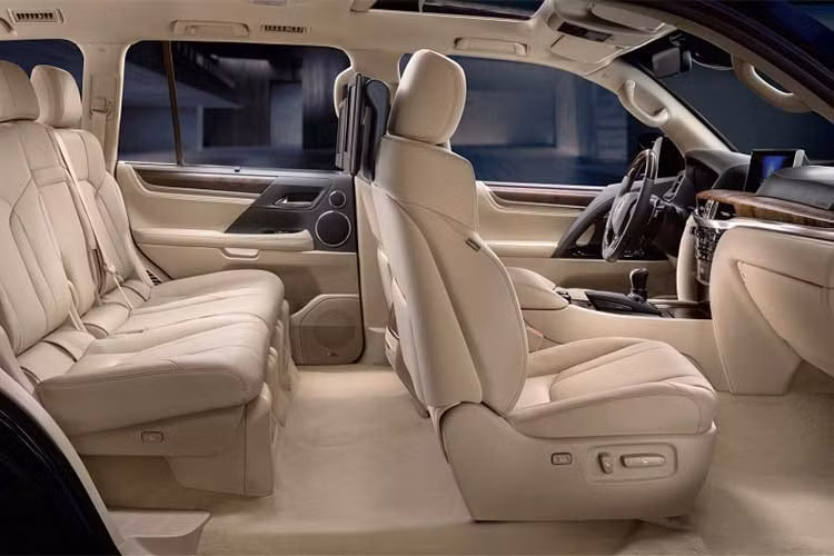 Về cơ bản, Lexus LX 2018 phiên bản 5 chỗ ngồi mới xuất hiện không có quá nhiều khác biệt so với phiên bản 7 chỗ đang có mặt trên thị trường hiện nay. Nếu không có nhu cầu sử dụng hàng ghế thứ 3