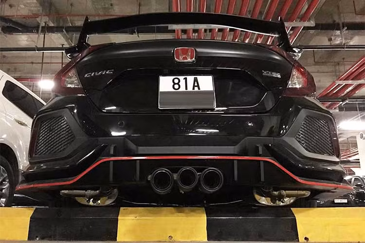 Ngoài ra, logo R ở lưới tản nhiệt cũng không xuất hiện trên chiếc Honda Civic của tay chơi Gia Lai, lưới tản nhiệt với 2 mang cá thoát khí cũng khác biệt so với bản "zin". Tuy nhiên, việc độ body kit phiên bản Type R cho chiếc xe sedan Honda Civic của người chơi xe Gia Lai cũng nhận được sự quan tâm của giới chơi xe.