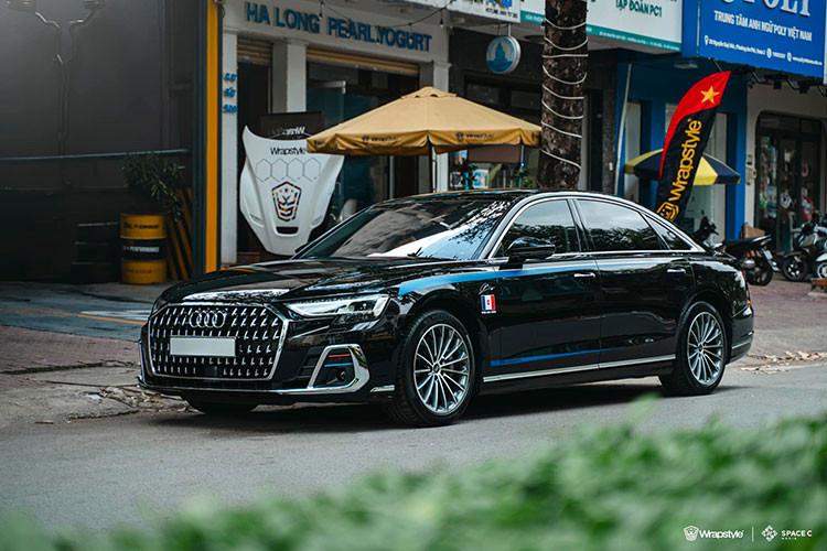 Việc Minh Nhựa bán Audi A8L 2022 chỉ trong một thời gian ngắn sử dụng là điều dễ hiểu bởi vào cuối tuần qua, một số tin đồn cho biết vị đại gia này mới bổ sung thêm vào bộ sưu tập xe sang của mình chiếc Range Rover SVAutobiography biển số thần tài nhỏ. 