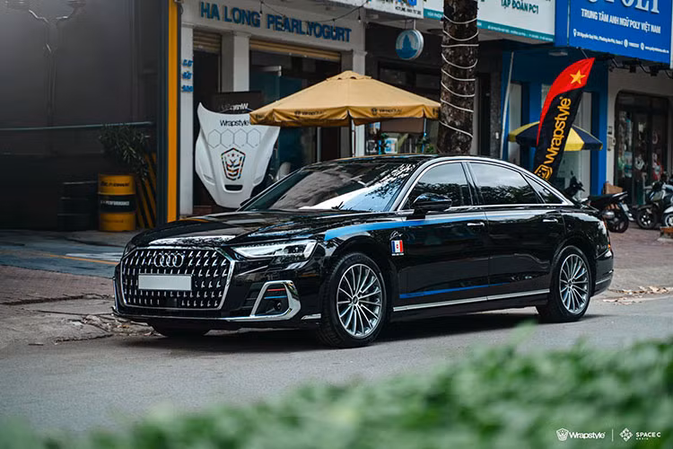 Việc Minh Nhựa bán Audi A8L 2022 chỉ trong một thời gian ngắn sử dụng là điều dễ hiểu bởi vào cuối tuần qua, một số tin đồn cho biết vị đại gia này mới bổ sung thêm vào bộ sưu tập xe sang của mình chiếc Range Rover SVAutobiography biển số thần tài nhỏ. 