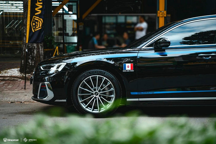 Xe dùng hệ thống treo khí nén thích ứng với 3 chế độ Thoải mái, Tự động và Năng động. Bên cạnh đó là chế độ Cá nhân để tùy chỉnh theo sở thích. Audi A8L tất nhiên không thể thiếu những công nghệ như camera 360 độ, cảm biến áp suất lốp, ga tự động...