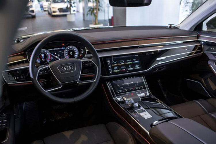 Bên trong nội thất, Audi A8L 2022 mới của Minh Nhựa sở hữu một khoang lái kỹ thuật số hoàn toàn, bao gồm: cụm đồng hồ kỹ thuật số 10,1 inch, màn hình hiển thị thông tin kính lái tùy chọn...