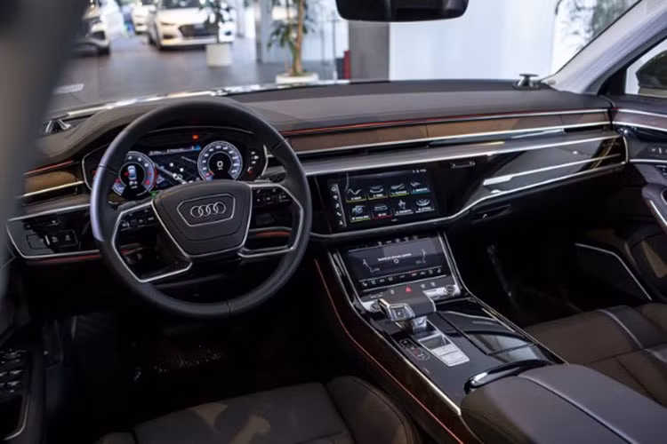 Bên trong nội thất, Audi A8L 2022 mới của Minh Nhựa sở hữu một khoang lái kỹ thuật số hoàn toàn, bao gồm: cụm đồng hồ kỹ thuật số 10,1 inch, màn hình hiển thị thông tin kính lái tùy chọn...