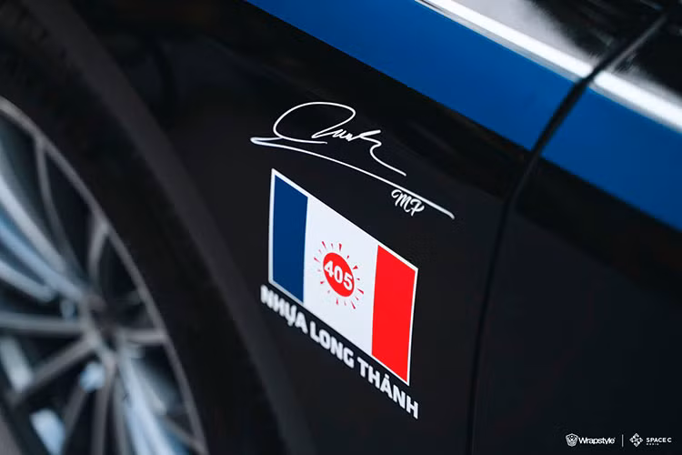 Xe được trang bị mâm đa chấu 19 inch kèm lốp 255/45. Còn đèn hậu của xe dùng công nghệ OLED tiêu chuẩn có thể tạo ra nhiều đồ họa ánh sáng khác nhau. Chất liệu crôm được sử dụng ở khá nhiều vị trí trên xe như lưới tản nhiệt, các đường viền ở phía trước, hông và đuôi xe. 