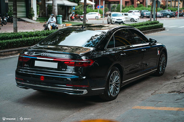 Chiếc xe sang Audi A8L 2022 thế hệ mới vừa được đại gia Minh Nhự" bán lại chỉ chưa đầy 2 tháng có chiều dài 5.302 mm, rộng 1.945 mm, cao 1.488 mm và chiều dài cơ sở 3.128 mm, hơn 130 mm so với bản tiêu chuẩn. So với đối thủ BMW 7 Series thì A8L ngắn hơn một chút, nhưng so với Mercedes-Benz S-Class thì chiều dài của A8L lại nhỉnh hơn.