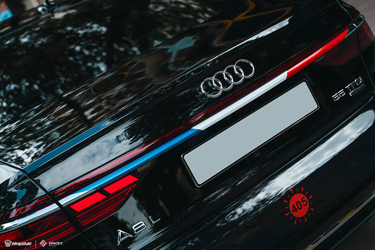 Chiếc sedan hạng sang Audi A8L 2022 sở hữu có ngoại thất màu đen và nhiều chi tiết được mạ crôm bóng loáng. Điểm nhấn của xe chính là hệ thống đèn pha LED ma trận và đèn hậu LED trải dài hết đuôi xe. Đèn pha Matrix LED sử dụng thiết bị micromirror kỹ thuật số, trong đó mỗi đơn vị đèn pha có khoảng 1,3 triệu micromirror. 