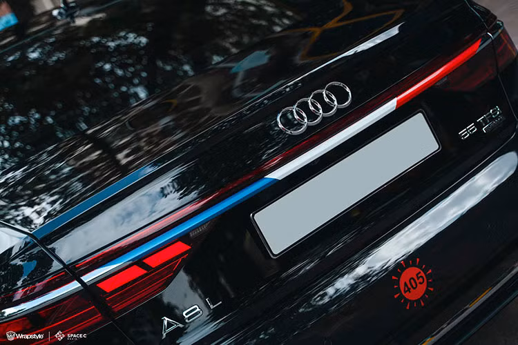 Chiếc sedan hạng sang Audi A8L 2022 sở hữu có ngoại thất màu đen và nhiều chi tiết được mạ crôm bóng loáng. Điểm nhấn của xe chính là hệ thống đèn pha LED ma trận và đèn hậu LED trải dài hết đuôi xe. Đèn pha Matrix LED sử dụng thiết bị micromirror kỹ thuật số, trong đó mỗi đơn vị đèn pha có khoảng 1,3 triệu micromirror. 