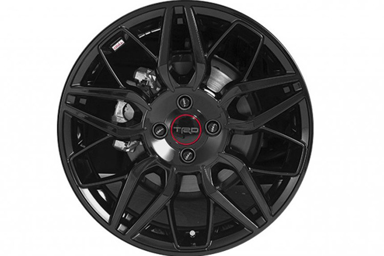 Bên cạnh đó là biến thể cao cấp nhất 1.5 G. Tuy nhiên, Toyota vẫn muốn thu hút thêm khách hàng bằng cách tung ra gói Sport Package mới chỉ vài tháng sau khi bản nâng cấp ra mắt. Cần lưu ý rằng đây là gói tinh chỉnh về phong cách chứ không phải là gói TRD nên xe không được tăng thêm sức mạnh cho động cơ.