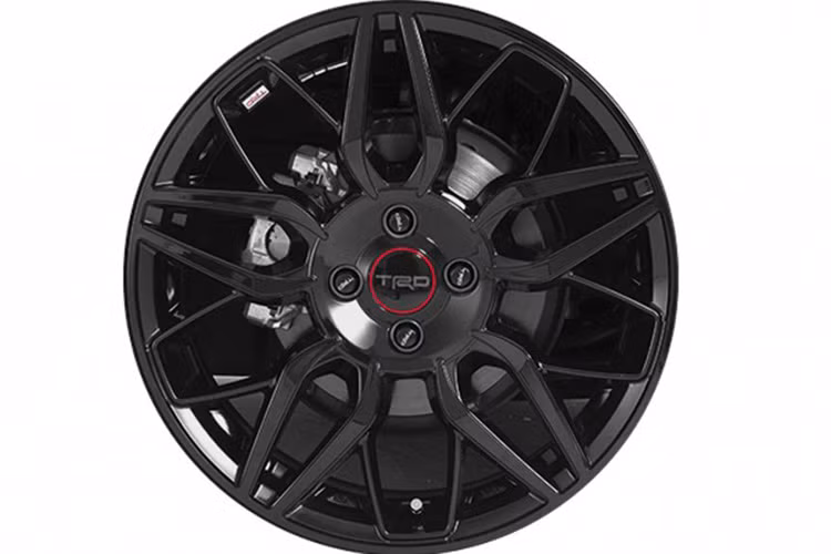 Bên cạnh đó là biến thể cao cấp nhất 1.5 G. Tuy nhiên, Toyota vẫn muốn thu hút thêm khách hàng bằng cách tung ra gói Sport Package mới chỉ vài tháng sau khi bản nâng cấp ra mắt. Cần lưu ý rằng đây là gói tinh chỉnh về phong cách chứ không phải là gói TRD nên xe không được tăng thêm sức mạnh cho động cơ.