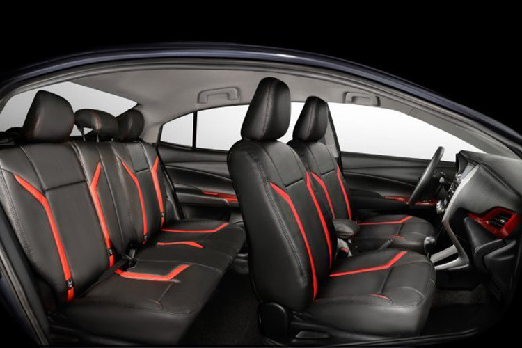 Bên cạnh đó, phanh tay của Toyota Vios bản độ mới này cũng được làm lại một chút với chỉ khâu màu đỏ. Ngoài ra, chỉ khâu màu đỏ cũng xuất hiện nổi bật trên ghế màu đen. Nhìn chung, những nâng cấp này sẽ phù hợp với Vios có sơn ngoại thất màu đỏ, đen hoặc trắng.