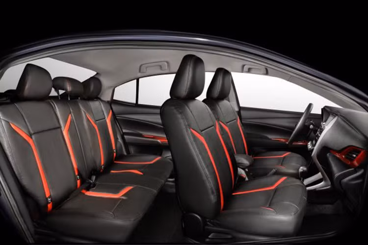 Bên cạnh đó, phanh tay của Toyota Vios bản độ mới này cũng được làm lại một chút với chỉ khâu màu đỏ. Ngoài ra, chỉ khâu màu đỏ cũng xuất hiện nổi bật trên ghế màu đen. Nhìn chung, những nâng cấp này sẽ phù hợp với Vios có sơn ngoại thất màu đỏ, đen hoặc trắng.