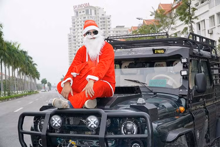 Phía bên ngoài, Hunter "Chase" được bọc thép với những "lớp vảy" đầy chất nhà binh. Cụm cản trước lớn và có các thanh chắn bảo vệ chắc khỏe. Xe được trang bị giá nóc, tời, đèn LED xung quanh trợ sáng vào ban đêm. Thậm chí cả cụm đèn pha và sương mù nguyên bản cũng được thay thế bằng đèn Bi-xenon và LED.