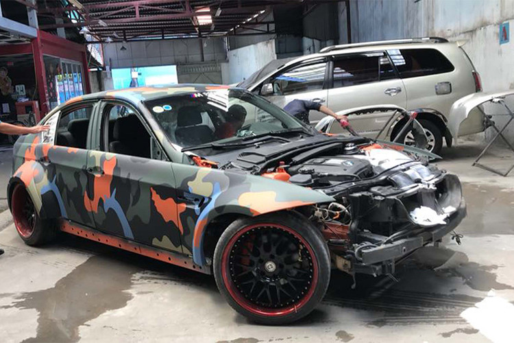 Sau khi được độ body thân rộng với hốc bánh lớn, chủ nhân xe còn chọn cách sơn xe với màu sơn camo lấy cảm hứng từ xe quân đội với chi tiết cam phá cách thay vì dán decal như nhiều xe trên thị trường hiện nay.