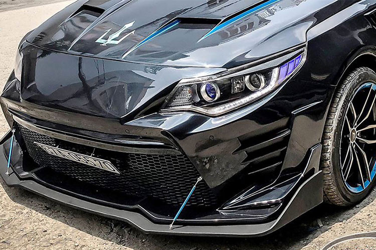 So với K5 nguyên bản, mẫu độ đã đưa toàn bộ lưới tản nhiệt xuống phần thấp của cản trước, kết hợp với cánh gió khí động cản trước mang đậm chất của những chiếc siêu xe đua thể thao đình đám thế giới.