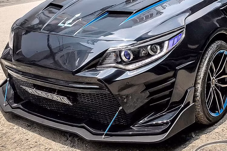 So với K5 nguyên bản, mẫu độ đã đưa toàn bộ lưới tản nhiệt xuống phần thấp của cản trước, kết hợp với cánh gió khí động cản trước mang đậm chất của những chiếc siêu xe đua thể thao đình đám thế giới.