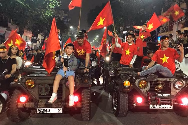 Những chiếc Jeep thời chiến trang trí cờ hoa xuất hiện trên đường phố Hà Nội. Xe với ưu điểm mui trần, rất thích hợp cho không khí ăn mừng.