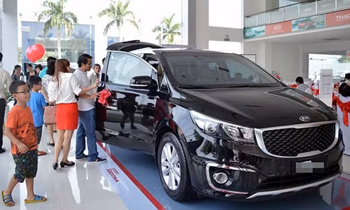 Nghich ly mua Tet, oto noi e khach, dong loat giam gia