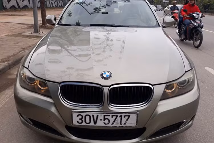 Mâm trang bị cho BMW 320i là loại 5 chấu kép làm từ hợp kim, đèn hậu được nâng cấp lên với công nghệ LED, hệ thống ống xả đơn đặt bên trái.