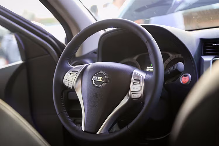 Theo hãng xe ôtô Nissan, Terra 2018 có không gian nội thất rộng nhất phân khúc với hàng ghế sau có thể gập phẳng xuống sàn. Ở những bản trang bị cao cấp, xe sẽ có nội thất bọc da, ghế lái chỉnh điện 8 hướng, điều hòa tự động 2 vùng và hệ thống thông tin giải trí hỗ trợ kết nối Apple CarPlay.