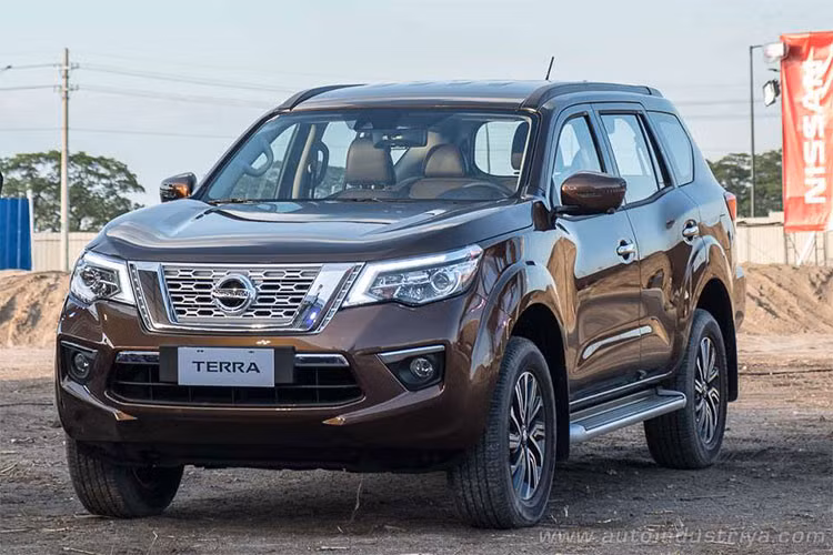 Terra là mẫu xe mới của Nissan, xuất hiện lần đầu tiên trên thế giới tại Trung Quốc hồi tháng 4/2018 nhưng chỉ có bản 5 chỗ ngồi. Trong khi đó, tại Phillipines (và cả Thái Lan vào tháng 8 tới đây), mẫu xe này có 7 chỗ ngồi, với giá bán từ 1,5 - 2,1 triệu peso, tương đương 650 - 910 triệu đồng.