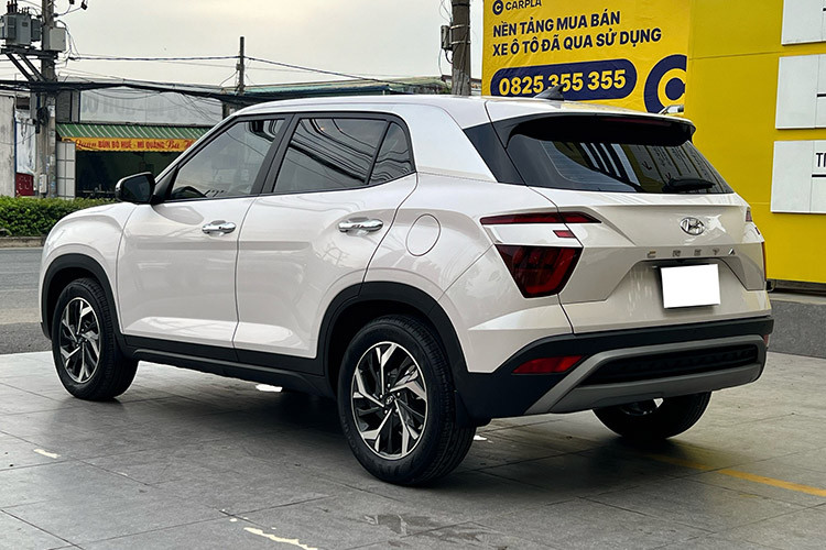Mức giá xe Hyundai Creta 2023 siêu lướt được rao bán chỉ 699 triệu đồng. Mức giá này rẻ hơn khá nhiều so với xe mới khi biết rằng hiện Hyundai Creta 1.5L cao cấp có giá niêm yết 730 triệu đồng. Đáng nói hơn, khách hàng muốn lăn bánh Hyundai Creta sẽ phải bỏ ra khoảng 839 triệu đồng ở Hà Nội hay TP HCM.
