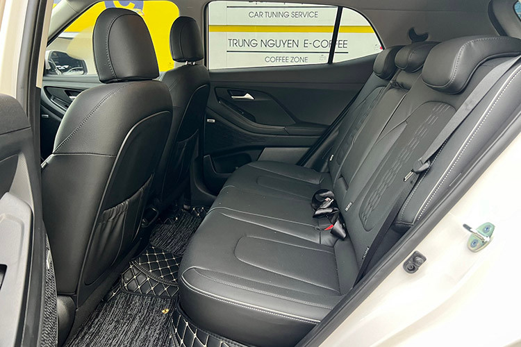 Trung tâm là màn hình giải trí cỡ lớn tích hợp khả năng kết nối điện thoại thông minh. Vô-lăng xe bọc da tích hợp các phím chức năng như điều khiển thông số cài đặt kết bảng đồng hồ kỹ thuật số màn hình màu LCD 10,25 inch, có thể thay đổi giao diện.