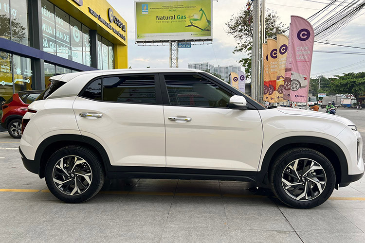 Cụ thể chiếc Hyundai Creta 2023 này được chào bán từ một đại lý xe cũ ở TP HCM. Theo chia sẻ, xe thuộc phiên bản 1.5L cao cấp mới chạy được 4.000km và còn rất mới. Đặc biệt, Hyundai Creta được lên khá nhiều phụ kiện như dán phim cách nhiệt, bọc vô-lăng, thảm trải sàn...