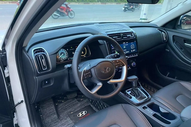 Như vậy, khách hàng đã phải chấp nhận mức lỗ khoảng 140 triệu đồng, chưa bao gồm chi phí độ thêm đồ. Đây là mức lỗ khá cao với một mẫu xe thuộc phân khúc SUV đô thị như Creta. Tuy nhiên, với người chấp nhận sử dụng xe cũ, đây được coi là mức giá hấp dẫn và đáng chọn.