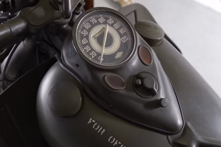 Lý do thứ hai là động cơ - twin boxer làm mát tốt hơn nhiều so với V-twin dùng trong Harley-Davidson WLA, và trong thực tế động cơ Boxer khi chạy lên nhiệt độ 56 độ C thì mát hơn trong điều kiện khác nhau.