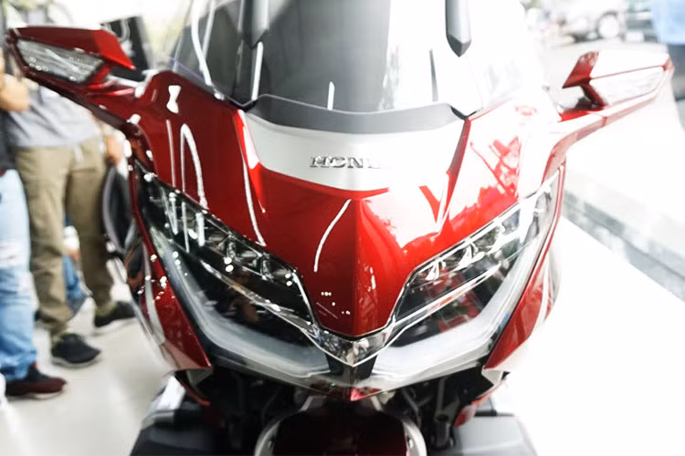 Trên phiên bản mới này, Honda Goldwing không chỉ gây ấn tượng bởi sự mạnh mẽ mà nó còn gọn và nhẹ hơn so với thế hệ trước đây. Phần đầu của xe được trang bị hệ thống chiếu sáng bằng đèn full led dạng "mắt xếch", giúp tăng cường khả năng chiếu sáng phục vụ những chuyến đi xa. Xi nhan trước dạng led được tích hợp trên gương chiếu hậu.