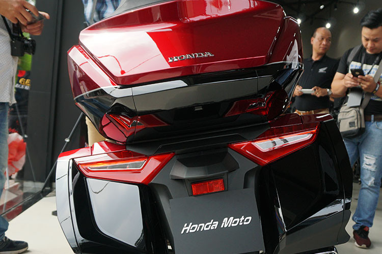 Ngoài việc được trang bị hệ thống treo hoàn toàn mới, khung gầm bằng nhôm bên trong của Honda Goldwing 2018 cũng sẽ được hãng xe máy hàng đầu Nhật Bản thay đổi ở phía trước nhằm mang đến tư thế ngồi ngả về phía trước nhiều hơn cho người lái nhưng cũng thoải mái hơn so với phiên bản trước đây.