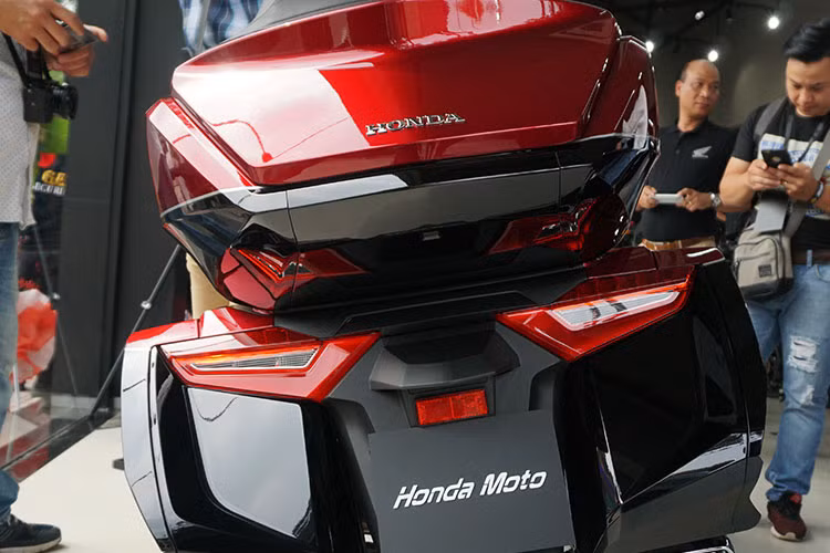 Ngoài việc được trang bị hệ thống treo hoàn toàn mới, khung gầm bằng nhôm bên trong của Honda Goldwing 2018 cũng sẽ được hãng xe máy hàng đầu Nhật Bản thay đổi ở phía trước nhằm mang đến tư thế ngồi ngả về phía trước nhiều hơn cho người lái nhưng cũng thoải mái hơn so với phiên bản trước đây.