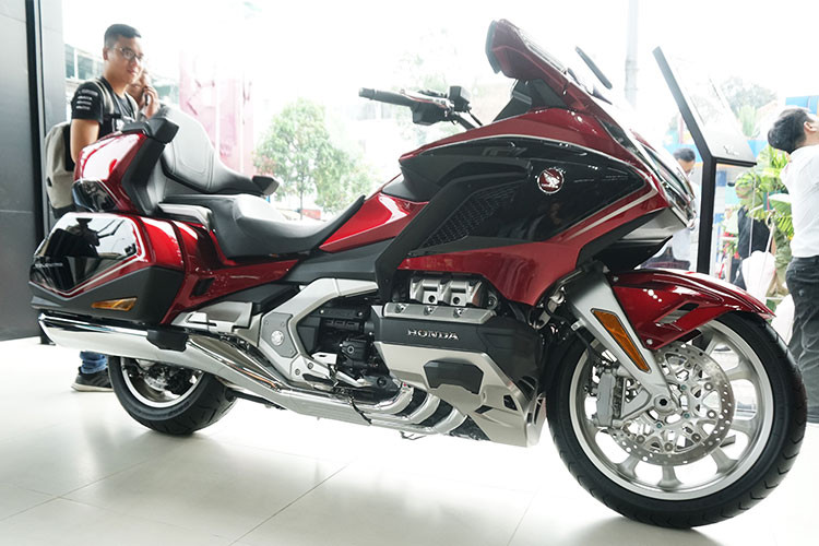 Phiên bản Honda Gold Wing 2018 mới vừa được phân phối chính hãng tại thị trường Việt Nam được xem là "anh cả" trong phân khúc môtô phân khối lớn nhà Honda hiện nay. Thuộc dòng Touring, đây là mẫu xe đầu bảng với thiết kế to lớn, hiện đại, đường nét trau chuốt tinh tế. Xe được nhập khẩu nguyên chiếc từ Nhật Bản.