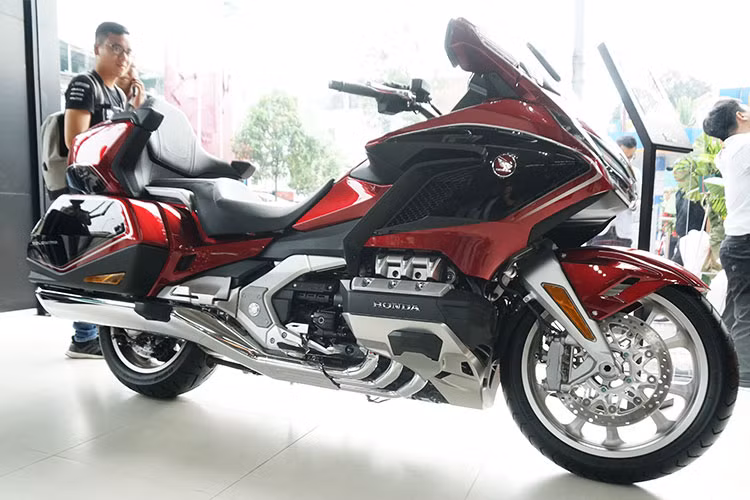 Phiên bản Honda Gold Wing 2018 mới vừa được phân phối chính hãng tại thị trường Việt Nam được xem là "anh cả" trong phân khúc môtô phân khối lớn nhà Honda hiện nay. Thuộc dòng Touring, đây là mẫu xe đầu bảng với thiết kế to lớn, hiện đại, đường nét trau chuốt tinh tế. Xe được nhập khẩu nguyên chiếc từ Nhật Bản.