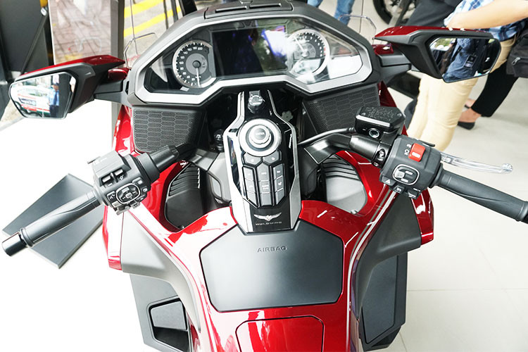 Xe được trang bị kính chắn gió cỡ trung nâng cấp chỉnh điện có thể nâng, hạ bằng nút bấm. Góc và chiều cao của kính chắn gió có thể cho người lái tùy chỉnh khác hẳn với kính chắn gió cỡ lớn trên phiên bản trước đây.