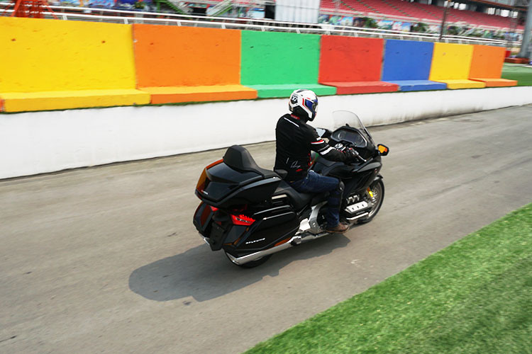 Honda Gold Wing không mang lại cho người lái sự thân thiện ngay lúc đầu mà bạn sẽ phải mất ít phút để kiểm soát chiếc xe - đặc biệt là hệ thống nút bấm dày đặc, sau đó cũng chọn vị trí ngồi thích hợp nhất. Với trọng lượng cùng cân nặng lớn, rõ ràng Goldwing đòi hỏi người điều khiển thể hiện sự khéo léo cũng như phải có sức khỏe tốt. Xe được xem là phù hợp với những người có chiều cao trên 1,70m.