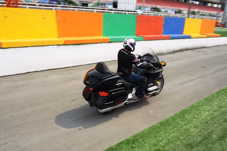 Honda Gold Wing không mang lại cho người lái sự thân thiện ngay lúc đầu mà bạn sẽ phải mất ít phút để kiểm soát chiếc xe - đặc biệt là hệ thống nút bấm dày đặc, sau đó cũng chọn vị trí ngồi thích hợp nhất. Với trọng lượng cùng cân nặng lớn, rõ ràng Goldwing đòi hỏi người điều khiển thể hiện sự khéo léo cũng như phải có sức khỏe tốt. Xe được xem là phù hợp với những người có chiều cao trên 1,70m.