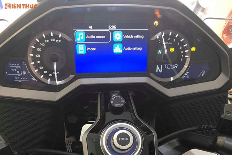 Phía sau kính lái của chiếc xe môtô cỡ lớn này là cụm đồng hồ - màn hình cỡ lớn như ôtô. Chiếc Gold Wing 2018 có đồng hồ cơ hiển thị vòng tua và tốc độ, kết hợp 2 màn hình TFT phụ cho các tính năng khác.