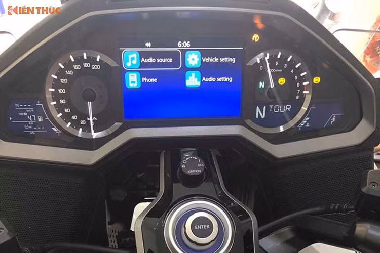 Phía sau kính lái của chiếc xe môtô cỡ lớn này là cụm đồng hồ - màn hình cỡ lớn như ôtô. Chiếc Gold Wing 2018 có đồng hồ cơ hiển thị vòng tua và tốc độ, kết hợp 2 màn hình TFT phụ cho các tính năng khác.