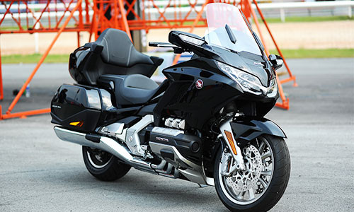 Mẫu xe Honda Gold Wing 2018 hoàn toàn mới phù hợp với nhu cầu chạy các tour dài với tư thế lái thoải mái, động cơ mạnh, an toàn và nhiều trang bị giải trí... Xe hiện chỉ được Honda Việt Nam phân phối duy nhất phiên bản Gold Wing Tour được nhập khẩu từ Nhật Bản và có mức giá 1,2 tỷ đồng kèm thời gian bảo hành 2 năm, không giới hạn số km.