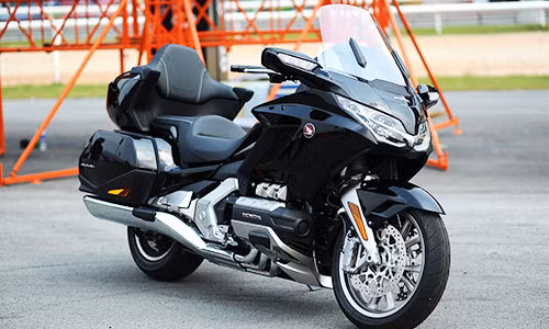 Mẫu xe Honda Gold Wing 2018 hoàn toàn mới phù hợp với nhu cầu chạy các tour dài với tư thế lái thoải mái, động cơ mạnh, an toàn và nhiều trang bị giải trí... Xe hiện chỉ được Honda Việt Nam phân phối duy nhất phiên bản Gold Wing Tour được nhập khẩu từ Nhật Bản và có mức giá 1,2 tỷ đồng kèm thời gian bảo hành 2 năm, không giới hạn số km.