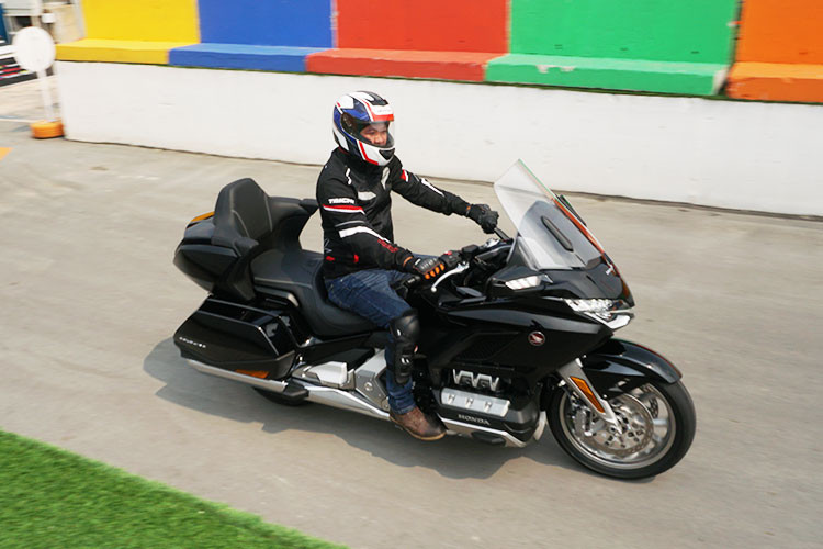 Hệ thống kiểm soát lực kéo Traction Control 4 cấp độ và hệ thống treo điều khiển điện tử là hai tính năng nổi bật trên Gold Wing 2018. Nó cho phép người lái có thể lựa chọn giữa 4 chế độ lái (Tour, Sport, Econ, Rain), điều chỉnh độ cứng giảm chấn thông qua nút bấm trên tay lái. Hiệu suất khí động học cho xe cũng giảm 11,8% lực cản so với trước đây.