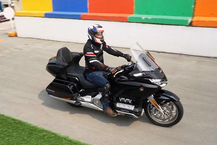 Hệ thống kiểm soát lực kéo Traction Control 4 cấp độ và hệ thống treo điều khiển điện tử là hai tính năng nổi bật trên Gold Wing 2018. Nó cho phép người lái có thể lựa chọn giữa 4 chế độ lái (Tour, Sport, Econ, Rain), điều chỉnh độ cứng giảm chấn thông qua nút bấm trên tay lái. Hiệu suất khí động học cho xe cũng giảm 11,8% lực cản so với trước đây.