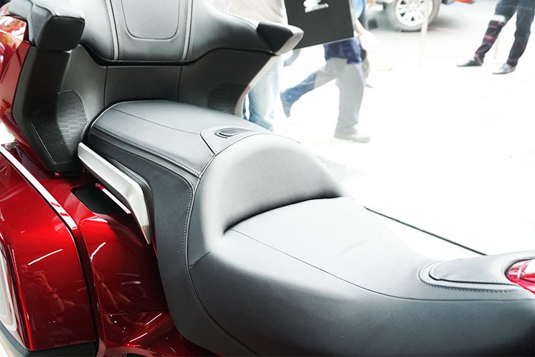 Là một chiếc touring cỡ lớn, tuy nhiên Honda Gold Wing khá dễ điều khiển bởi độ cao yên 745 mm (có thể tuỳ chỉnh) cùng tư thế ngồi thoải mái, yên sau có cả tựa lưng và tựa tay. Khối lượng của chiếc xe này là 383 kg, dung tích thùng chưa đồ hai bên là 110 lít, bình xăng 21 lít.