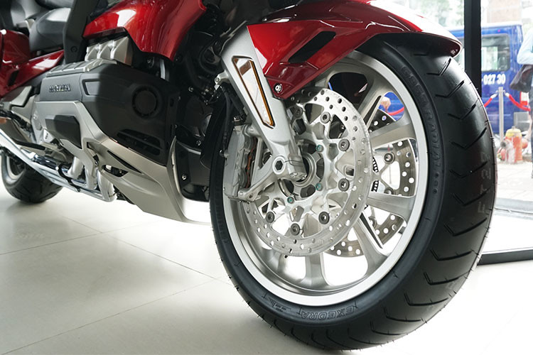 Trên chiếc xe nặng gần 400 kg chưa kể người ngồi này được trang bị hệ thống treo trước của thuong hiệu Showa thanh giằng kép, giảm chấn điều khiển điện tử và giảm xóc sau là lò xo trụ đơn Pro-link, giảm chấn thuỷ lực. Phanh đĩa kép phía trước và đĩa đơn phía sau, tích hợp ABS.