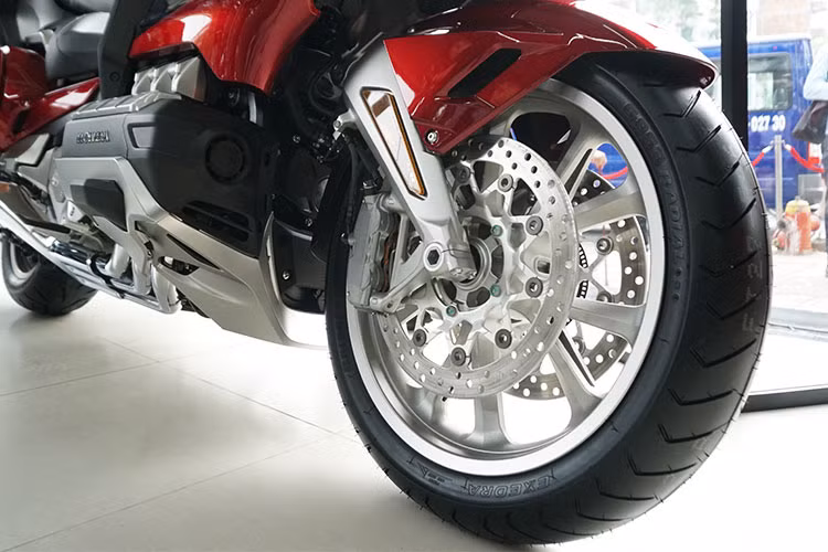 Trên chiếc xe nặng gần 400 kg chưa kể người ngồi này được trang bị hệ thống treo trước của thuong hiệu Showa thanh giằng kép, giảm chấn điều khiển điện tử và giảm xóc sau là lò xo trụ đơn Pro-link, giảm chấn thuỷ lực. Phanh đĩa kép phía trước và đĩa đơn phía sau, tích hợp ABS.