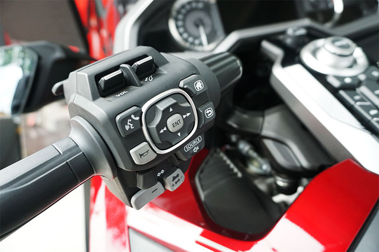 Hệ thống thông tin giải trí tiêu chuẩn của mẫu xe mới này là màn hình màu LCD TFT 7 inch cho phép hiển thị thông tin giải trí và định vị đồng thời hỗ trợ ứng dụng Apple CarPlay để kết nối điện thoại thông minh. Bên cạnh đó, xe cũng sở hữu khóa thông minh Smart Key.