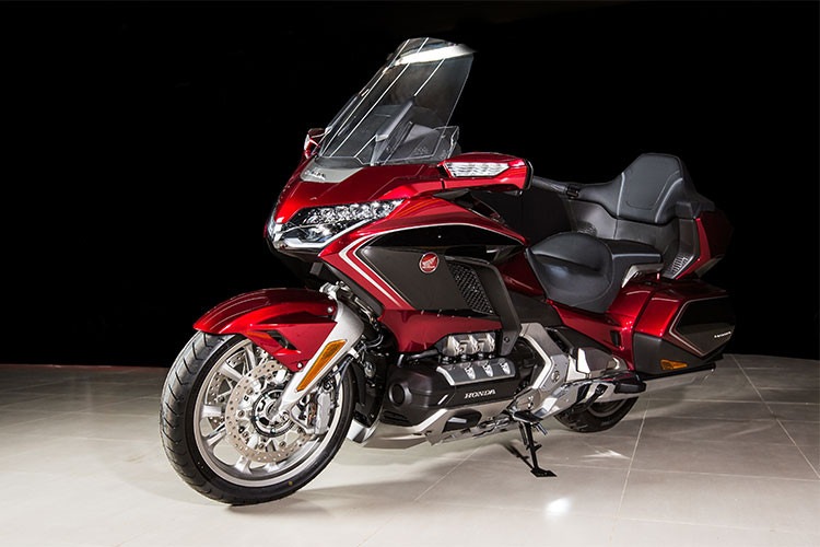 Suốt lịch sử ra đời của mình từ năm 1975, mẫu xe môtô Honda Gold Wing luôn được mệnh danh là "ông vua đường trường", hay còn có cái tên khác là “salon bay”. Trong suốt 43 năm tồn tại với hàng loạt bản nâng cấp, mẫu xe này luôn được đánh giá cao trong phân khúc môtô đường trường cỡ lớn nhờ sự ưu việt mà nó mang lại.